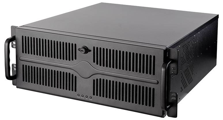 Ein großes schwarzes Server-Computergehäuse mit vorderen Lüftungsgittern und seitlichen Griffen, konzipiert für Rechenzentren oder industrielle Anwendungen.