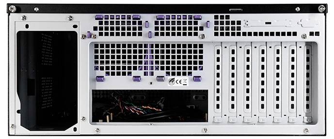 Rückansicht eines Computer-Servergehäuses mit mehreren Erweiterungssteckplätzen und Belüftungsbereichen, wobei die Verkabelung im Inneren sichtbar ist.