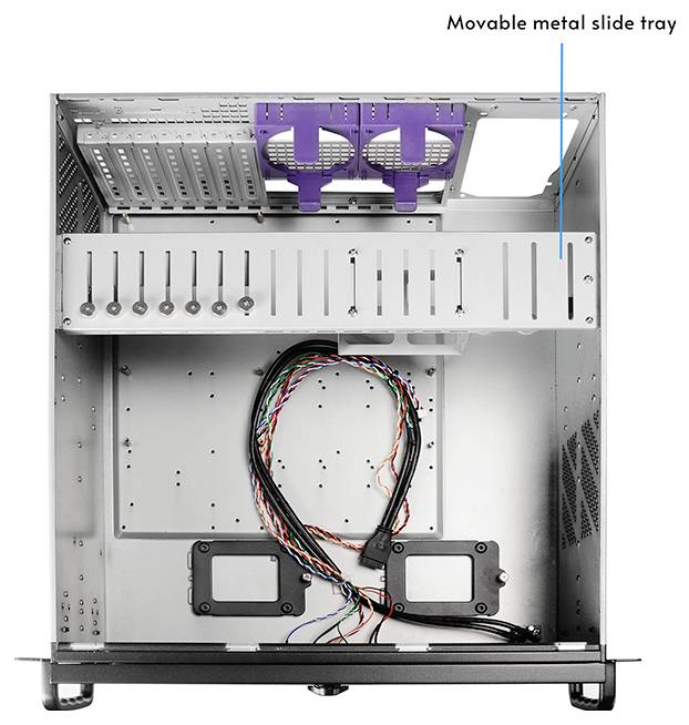 Ein offener Computer-Tower-Gehäuse mit einem beweglichen Metallschlitten im oberen Bereich, bei dem Netzteilsteckplätze, Kabelanschlüsse und Lüftermontagevorrichtungen sichtbar sind.