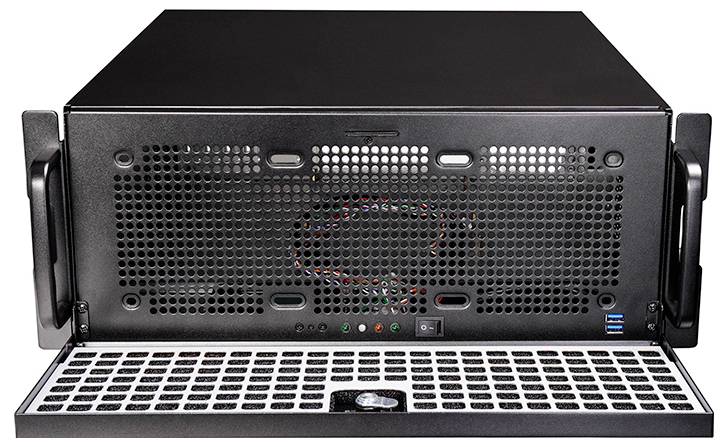 Ein schwarzes Computer-Servergehäuse mit perforierter Frontplatte, offen zum Zeigen von internen Kabeln und USB-Anschlüssen unten rechts.