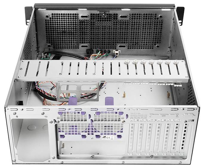Ein Metallgehäuse für Computer mit offener Rückseite, das leere Steckplätze für Erweiterungskarten, Kabel und Lüftungsöffnungen zeigt, konzipiert für die Zusammenstellung von IT-Hardware.