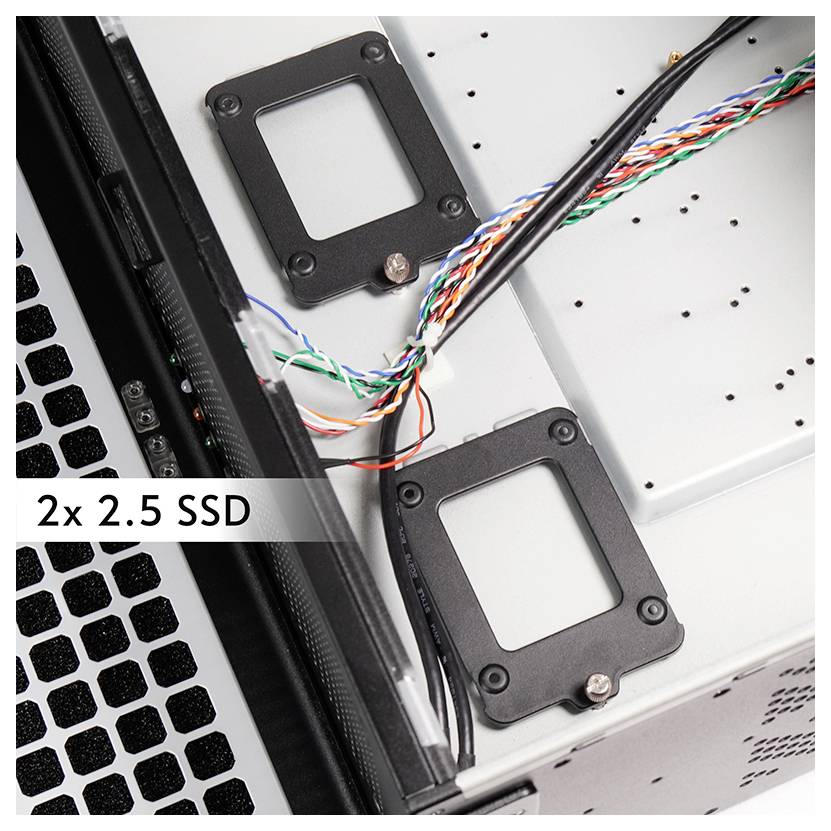 Zwei 2,5-Zoll-SSD-Halterungen innerhalb eines Computergehäuses. Kabel sind angeschlossen, mit einer Beschriftung, die „2x 2,5 SSD
