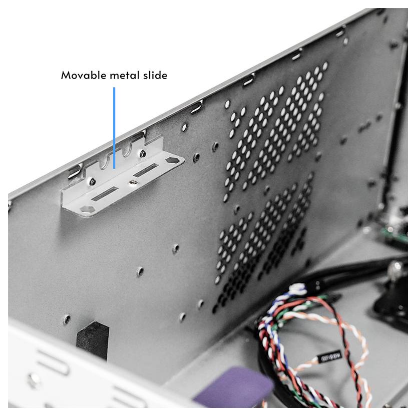 Innenansicht eines Computergehäuses mit einem beschrifteten 