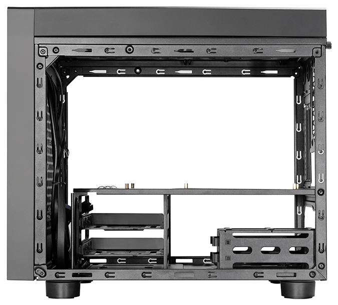 Ein schwarzes, offenes Computer-Midtower-Gehäuse von der Seite, das leere Laufwerkschächte, Steckplätze für Komponenten und Lüftermontagen zeigt.