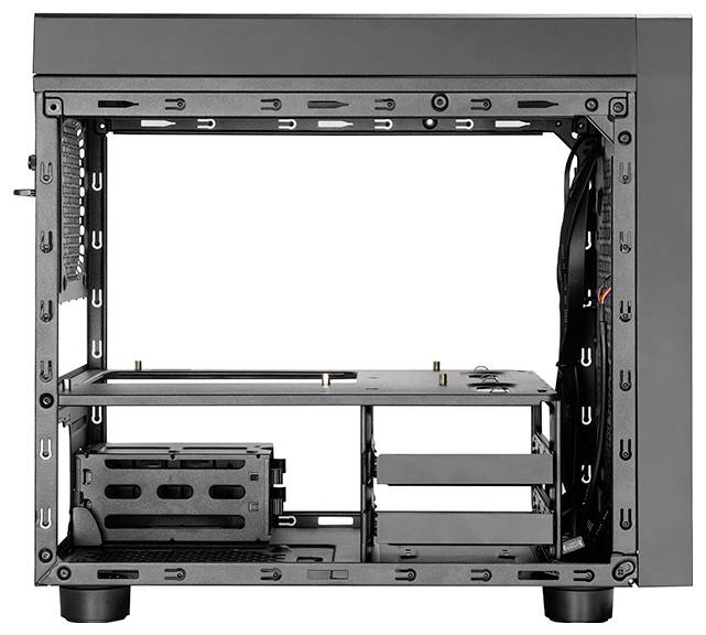 Ein offenes, leeres Computer-Tower-Gehäuse mit sichtbaren Einschüben und Montagepunkten, bereit für interne Komponenten.