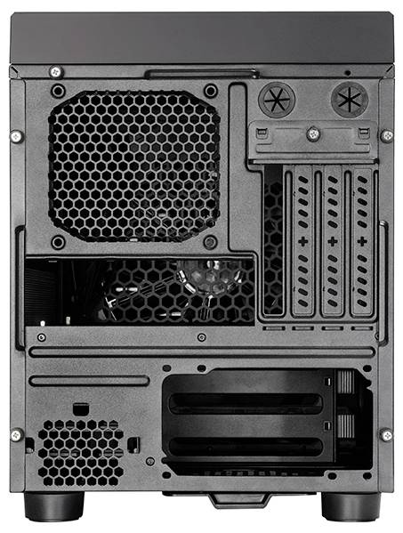 Das Bild zeigt die Rückseite eines Computergehäuses mit einem Lüftungsgitter, Erweiterungssteckplätzen und einer Netzteilhalterung in mattem schwarzem Metallic-Finish.