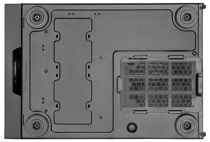 Die Aufnahme zeigt die Unterseite eines PC-Gehäuses, bei der Staubfilter und Lüftungsöffnungen zu sehen sind.