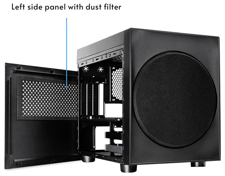 Ein Computergehäuse mit geöffneter linker Seite, wobei der Staubfilter auf der Platte sichtbar ist. Das Gehäuse ist schwarz mit sichtbaren Schlitzen und Lüftern.
