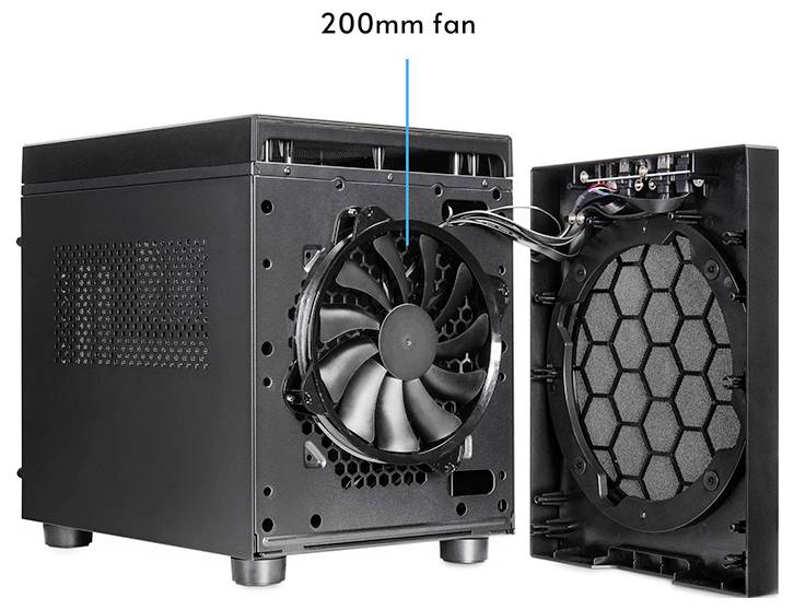 Computergehäuse geöffnet, dabei ist ein 200-mm-Lüfter im Inneren zu sehen, mit sichtbarer Verkabelung. Das Gehäuse ist schwarz und zeigt Belüftungsöffnungen an der Seite.