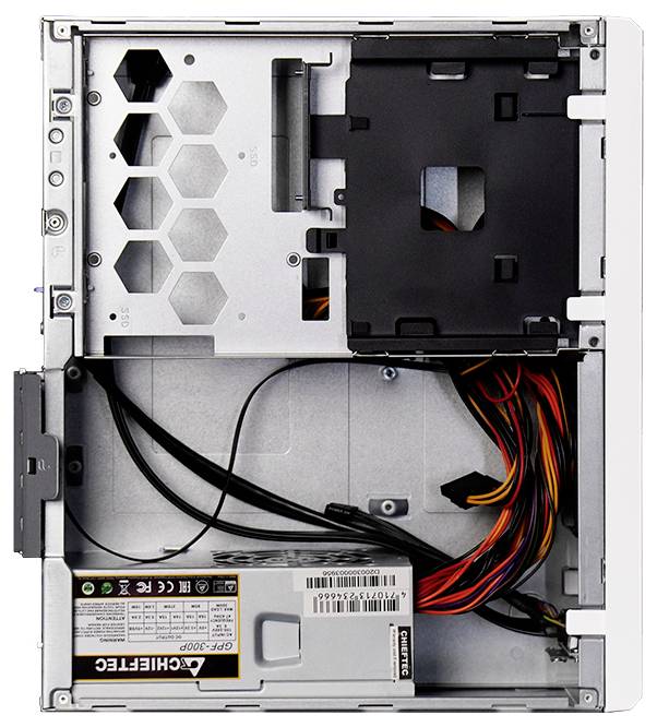 Draufsicht des Computergehäuse-Innenraums mit eingebautem Netzteil und organisierten Kabeln, mit Platz für weitere Komponenten.