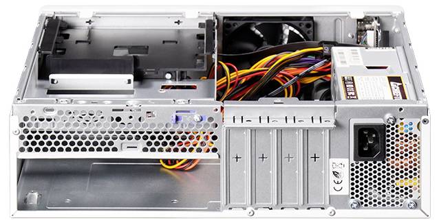 Das Bild zeigt das Innenleben eines Computergehäuses mit einem Netzteil, einem Kühlventilator und sauber angeordneten Kabeln.