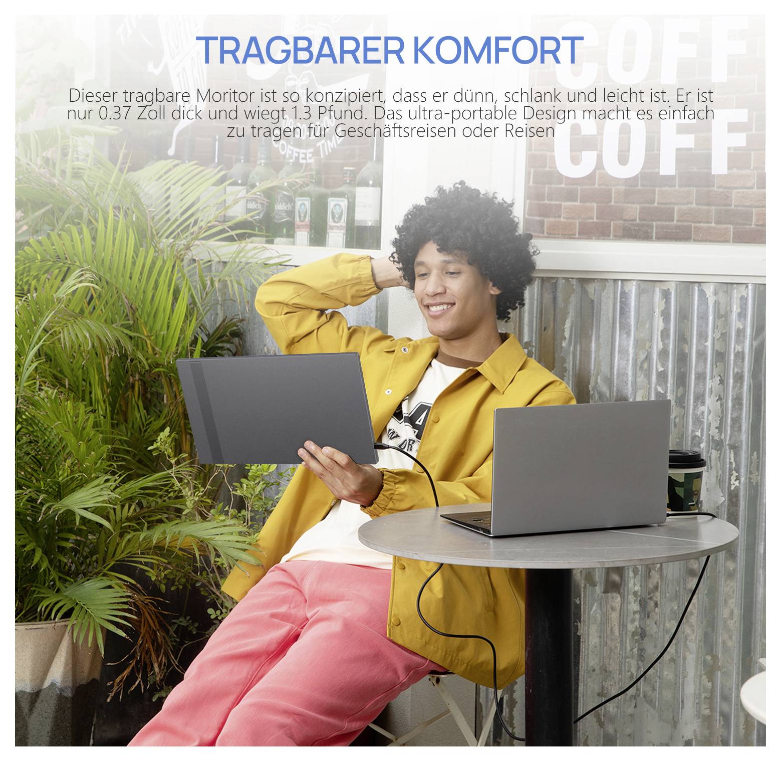 Eine Person in entspannter Umgebung, die einen schlanken, leichten tragbaren Monitor an einen Laptop anschließt. Der Text betont die Reisefreundlichkeit des Geräts.