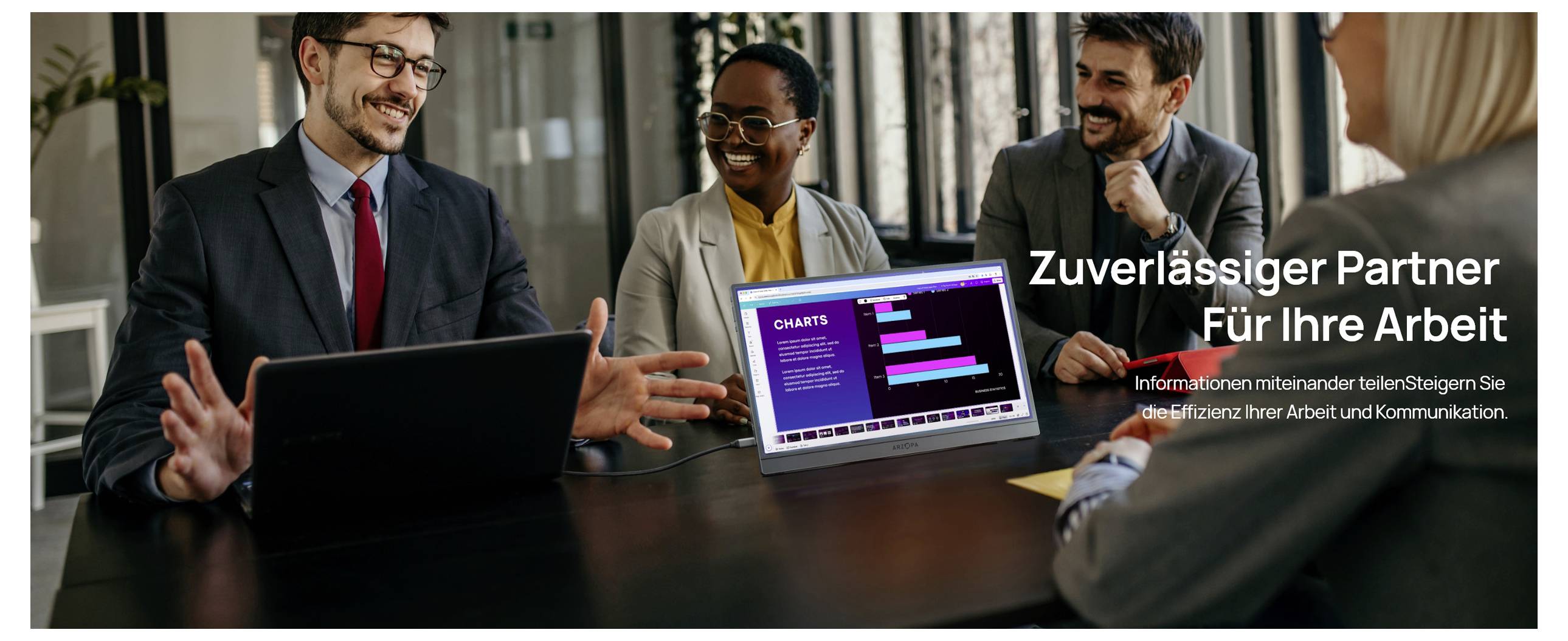 Eine Gruppe von vier Personen in Geschäftskleidung, die an einem Tisch sitzen und eine Diskussion führen. Ein Laptop zeigt ein Balkendiagramm. Der deutsche Text lautet: "Zuverlässiger Partner für Ihre Arbeit".