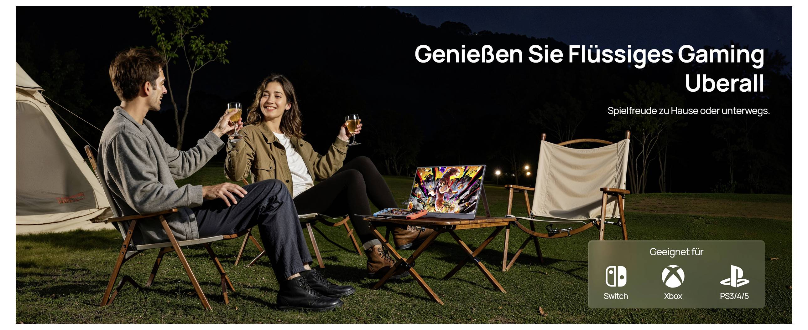 Ein Mann und eine Frau sitzen im Freien vor einem Laptop und genießen Getränke. Text in Deutsch: 'Genieße Gaming ohne Grenzen'. Icons für Switch, Xbox, PlayStation.