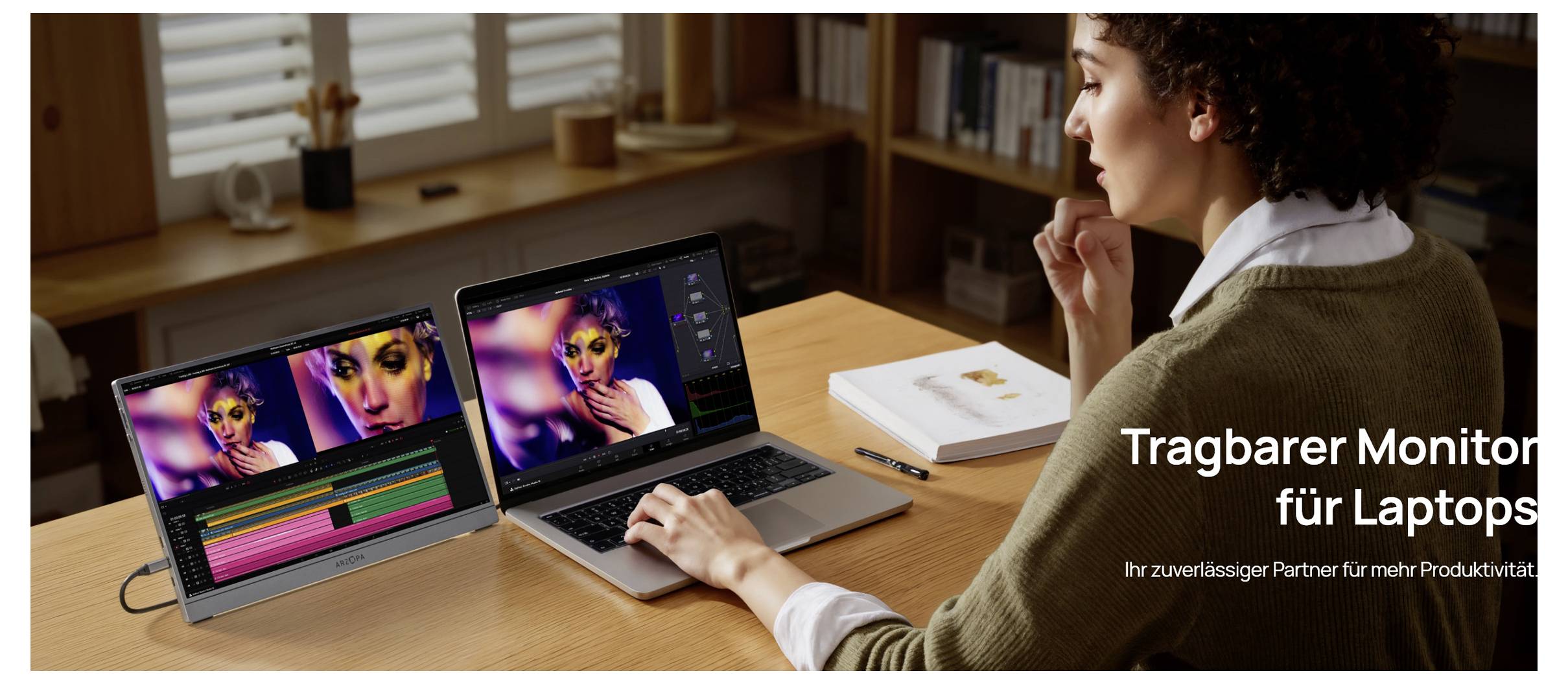 Ein Mensch, der einen Laptop mit einem externen Monitor verwendet, auf dem Videobearbeitungssoftware angezeigt wird. Text: 'Tragbarer Monitor für Laptops'.