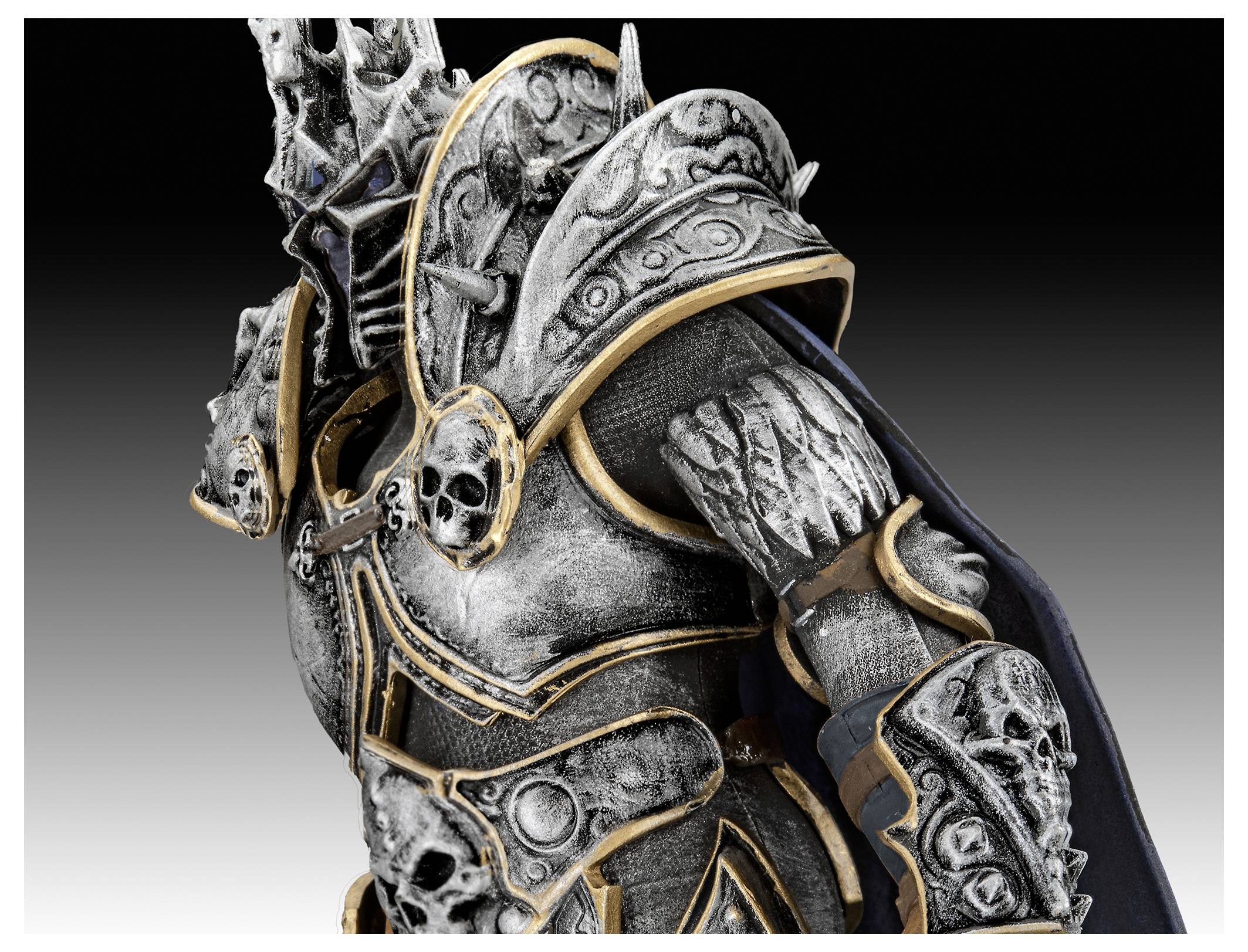 Eine gepanzerte Gestalt trägt eine aufwendige, skelettartige Rüstung mit Stacheln und einem dunklen Umhang, die sich vor einem Verlaufshintergrund abhebt.