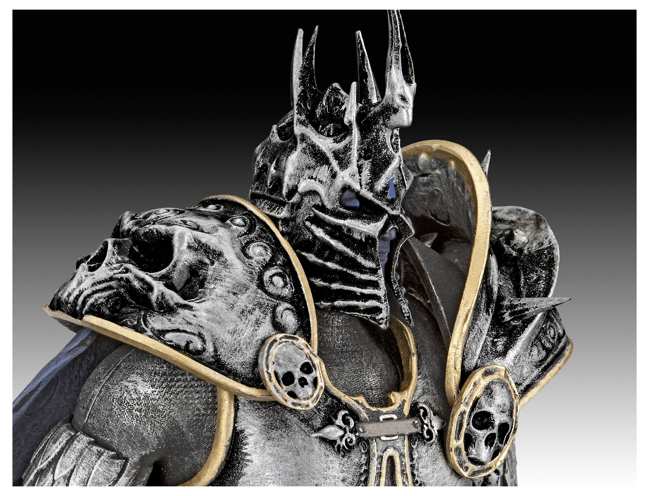 Eine detaillierte Skulptur eines Kriegers in prunkvoller Rüstung mit Schädelmotiven und einem hohen, mit Spitzen besetzten Helm. Die Figur strahlt eine dunkle, einschüchternde Präsenz aus.