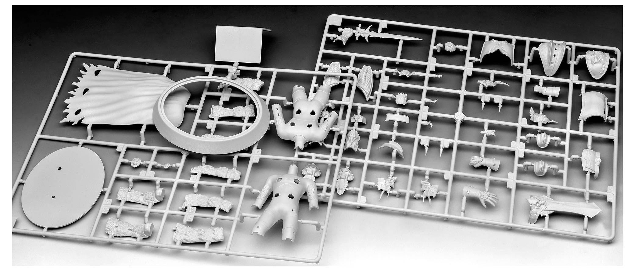 Modellbausatz mit verschiedenen Plastikteilen für eine Figur, einschließlich Körperteilen, Zubehör und Sockel, auf Angüssen organisiert.