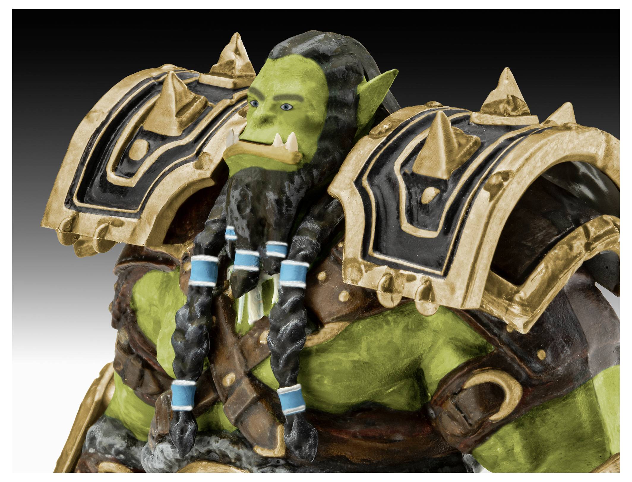 Eine Fantasy-Orc-Figur mit grüner Haut, Stoßzähnen, geflochtenen Haaren und großer dekorativer Schulterrüstung, die entschlossen seitlich blickt.