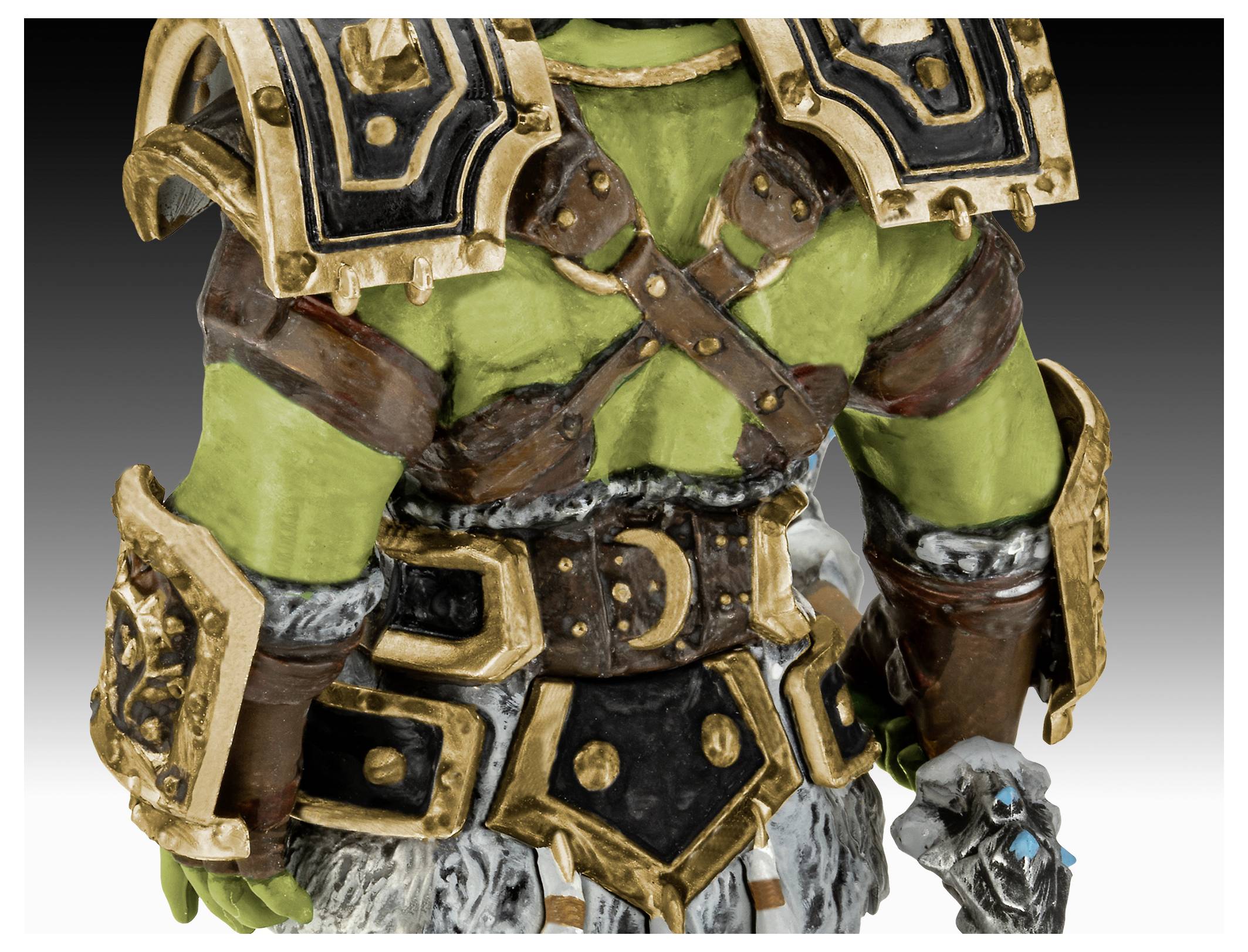 Eine detaillierte Figur eines grünhäutigen Kriegers in prächtiger Rüstung, der einen mystischen Stab hält. Die Rüstung weist komplizierte Gold- und Schwarzdesigns auf.