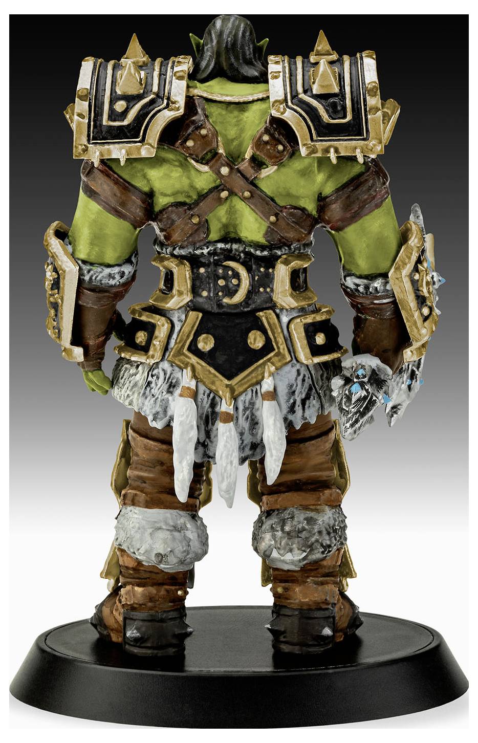 Eine detaillierte Darstellung einer grünhäutigen, gepanzerten Figur, die dem Betrachter den Rücken zuwendet und mit dekorativen Rüstungsplatten geschmückt ist.