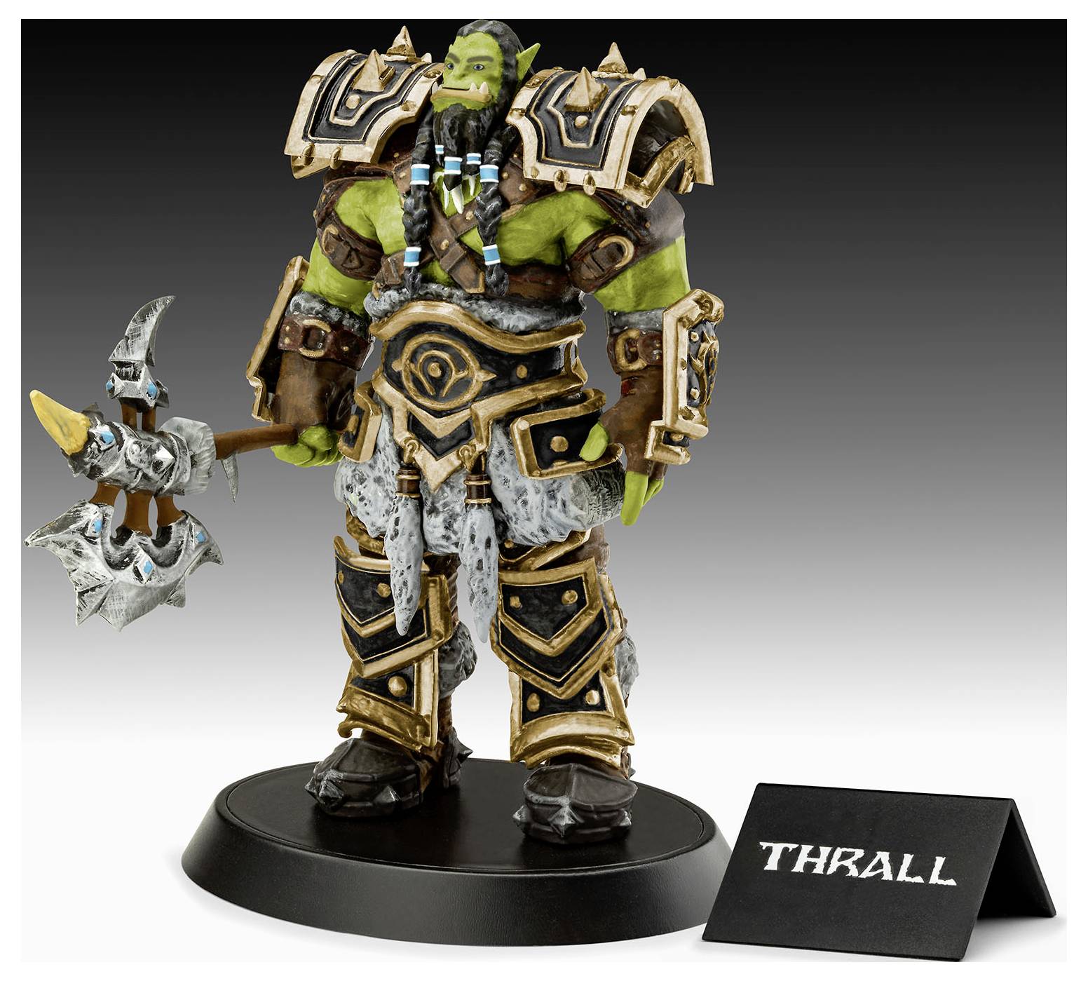 Eine detaillierte Figur eines Charakters in aufwendiger Rüstung, der eine große Waffe hält, mit einer Plakette mit der Aufschrift 