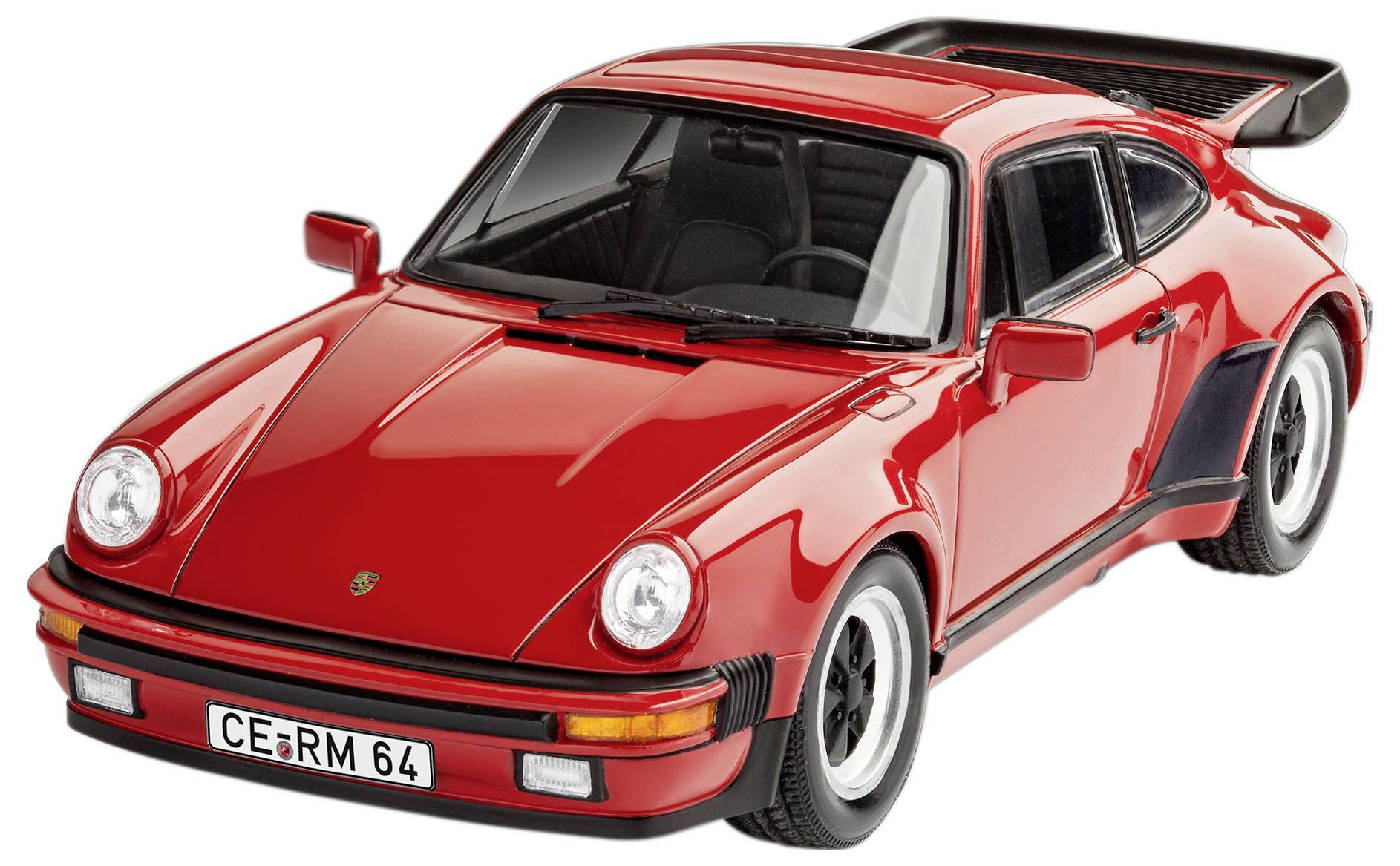 Ein roter Sportwagen mit einem Heckflügel, der ein schlankes Design und schwarze Details aufweist. Das vordere Kennzeichen lautet 'CE RM 64'.