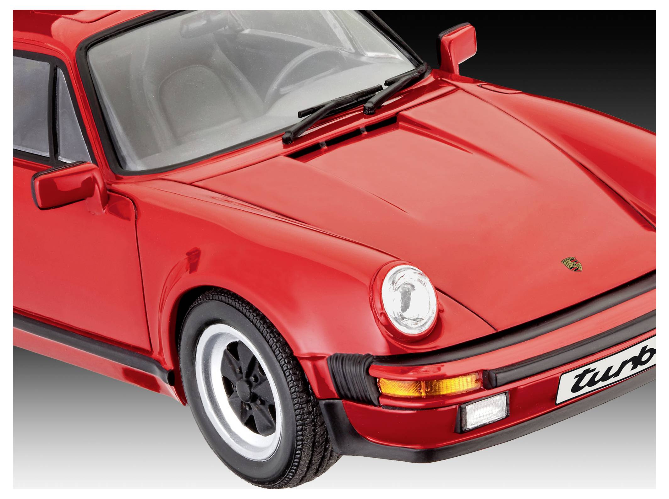 Ein klassischer roter Sportwagen, aus einem Winkel gezeigt, der Front- und Seitenansicht zeigt, mit einem 