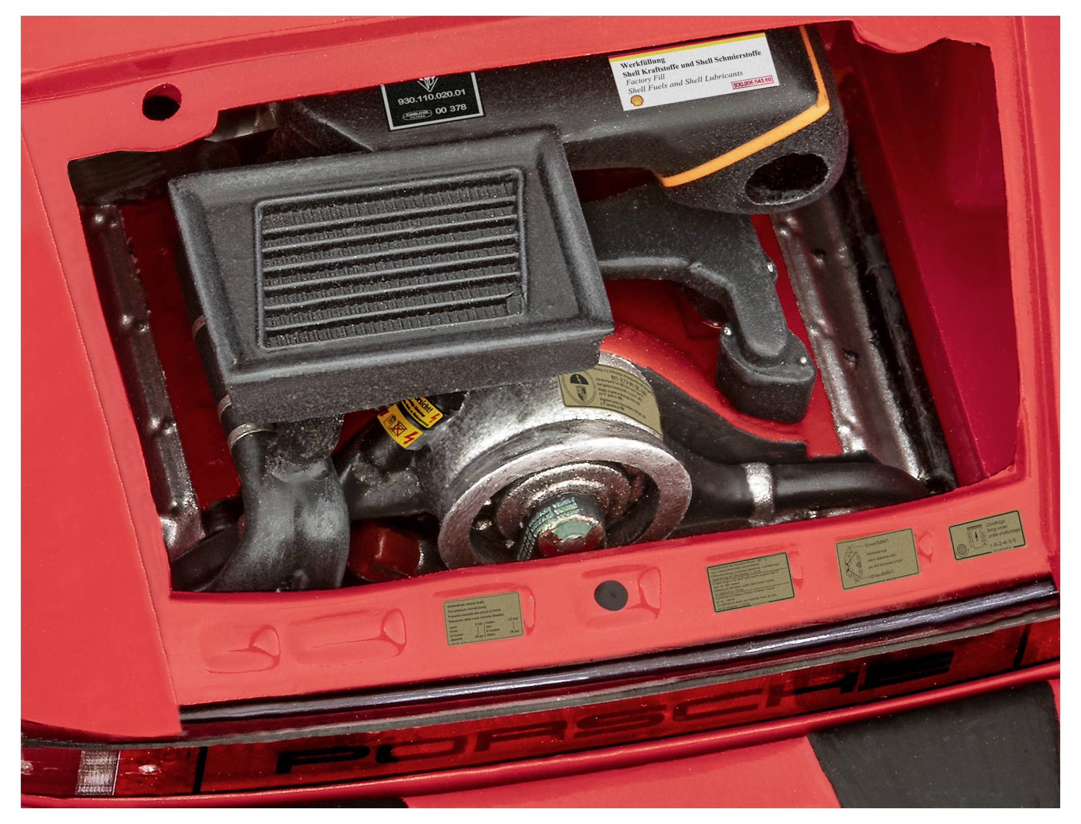 Ein Set aus kleinen Farbdosen in verschiedenen Schattierungen mit einem feinen Pinsel und einer Flasche Kleber, typischerweise verwendet für Modellbau und -bemalung.