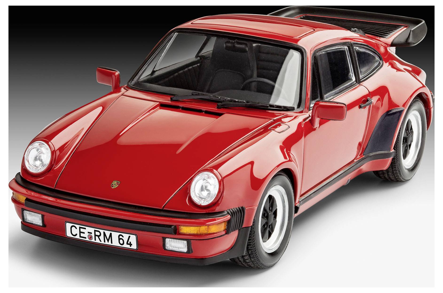 Ein hellrotes Vintage-Sportwagen mit auffälligem Spoiler, von schräg vorne rechts betrachtet, mit dem Nummernschild 'CE-RM 64'.