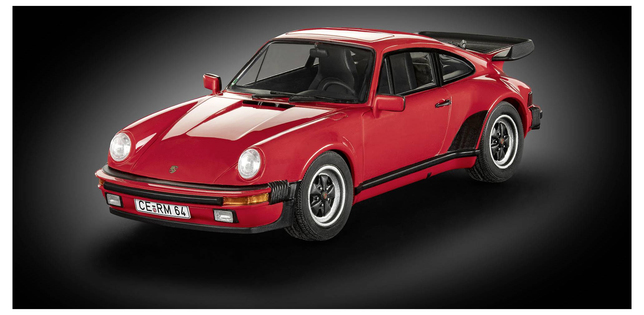 Ein roter Sportwagen mit schwarzen Details und einem Spoiler, positioniert auf einem dunklen Verlaufshintergrund. Das Kennzeichen lautet 'GERMK 84'.