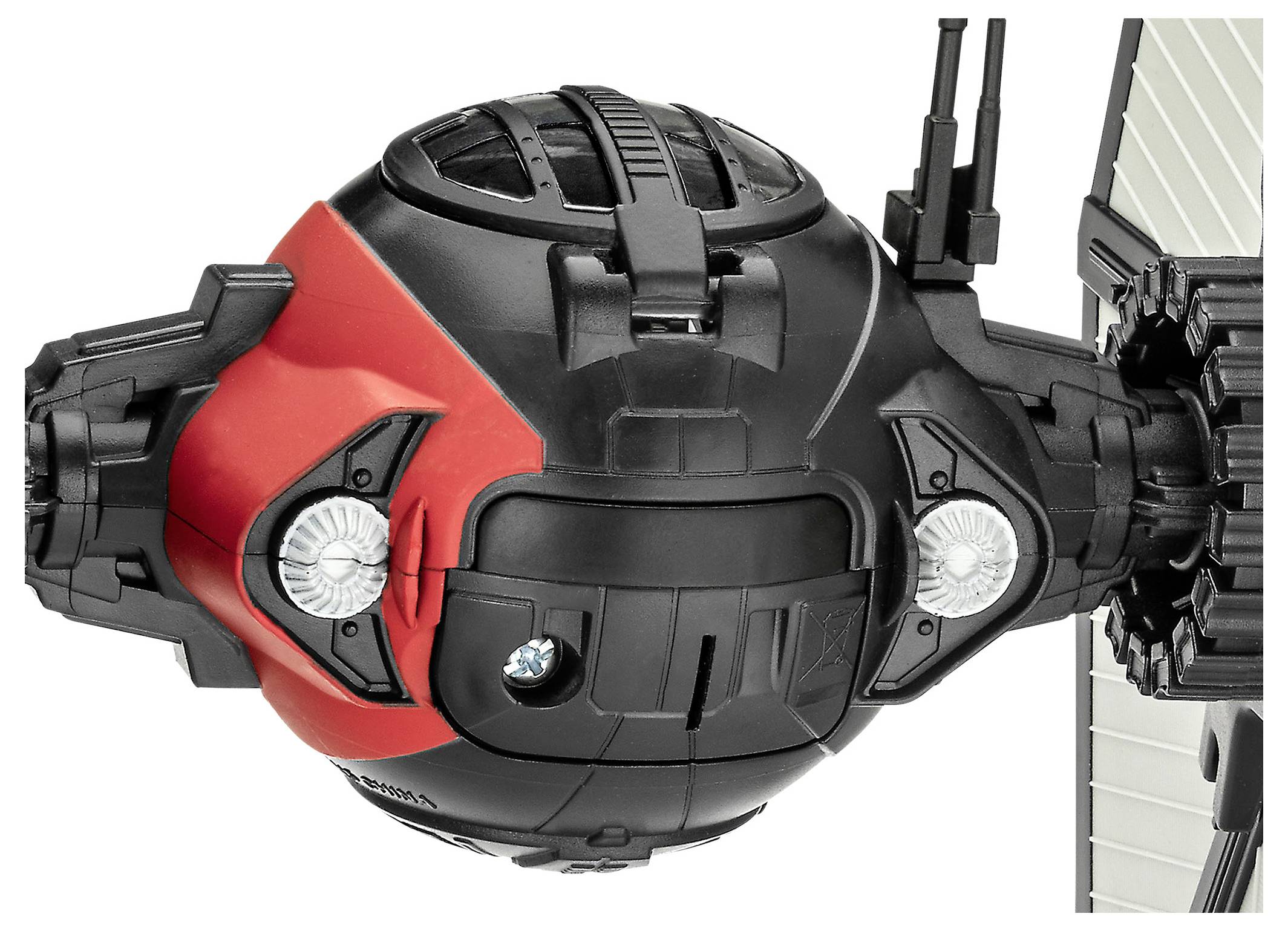 Ein Raumschiffmodell mit einem schwarzen und roten kugelförmigen Körper, ausgestattet mit großen Solarpaneel-Flügeln und detaillierten Texturen, vor einem schlichten Hintergrund.