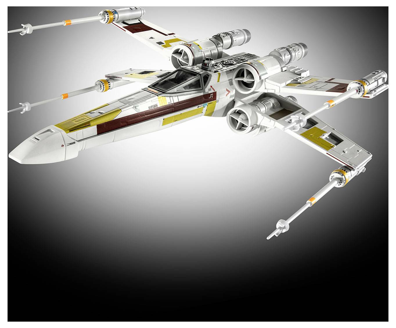 Ein weißes und rotes Raumschiff-Spielzeugmodell mit vier Flügeln und Triebwerken, das einem Kampfjet ähnelt, ist vor einem Verlaufshintergrund in Grautönen ausgestellt.