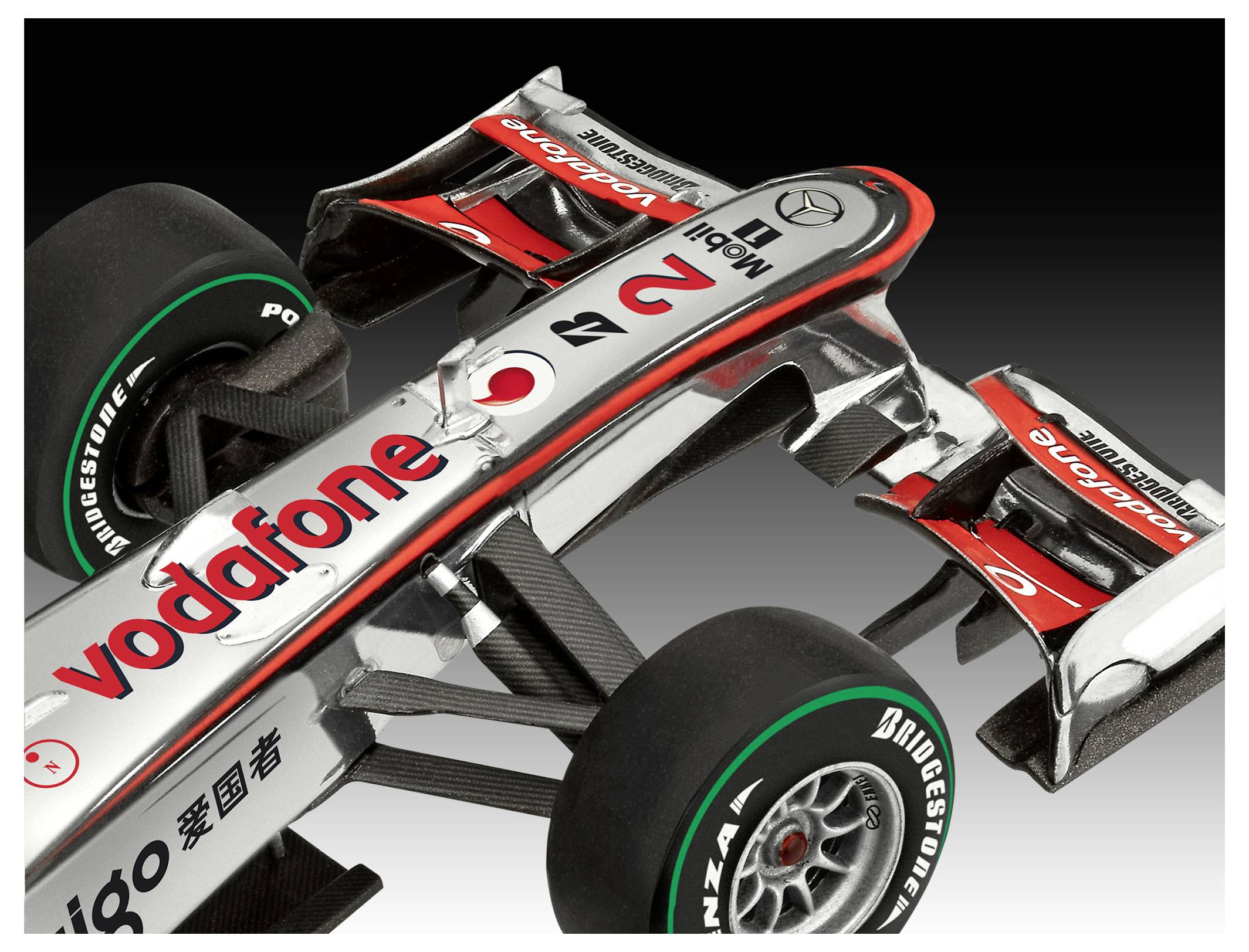 Eine Nahaufnahme des Frontflügels eines Formel-1-Wagens mit 'Vodafone' Branding und elegantem Design, die fortschrittliche aerodynamische Eigenschaften hervorhebt.
