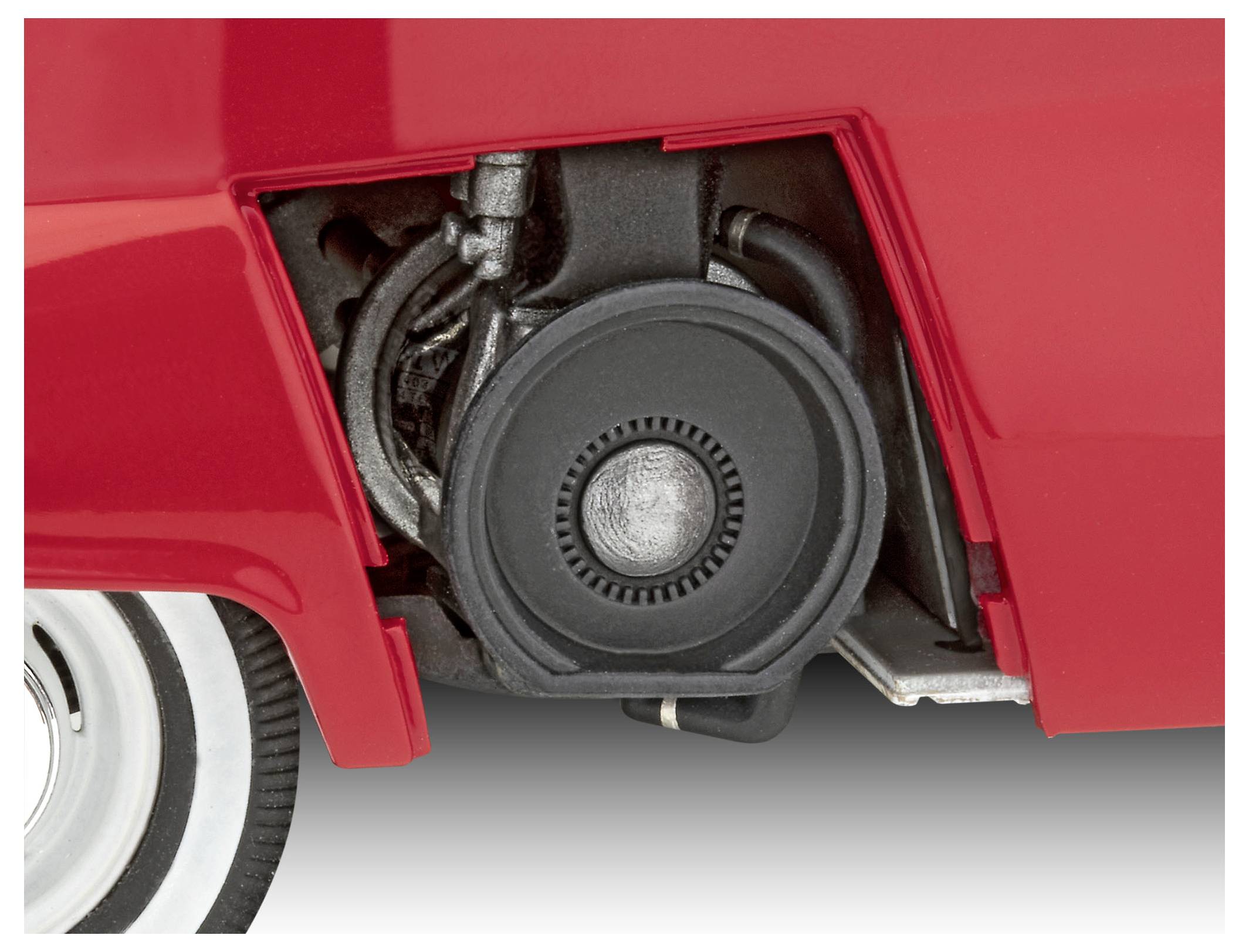 Nahaufnahme des Radkastens eines Vintage-Rollers, die mechanische Komponenten und einen Teil des roten Außenbereichs zeigt.