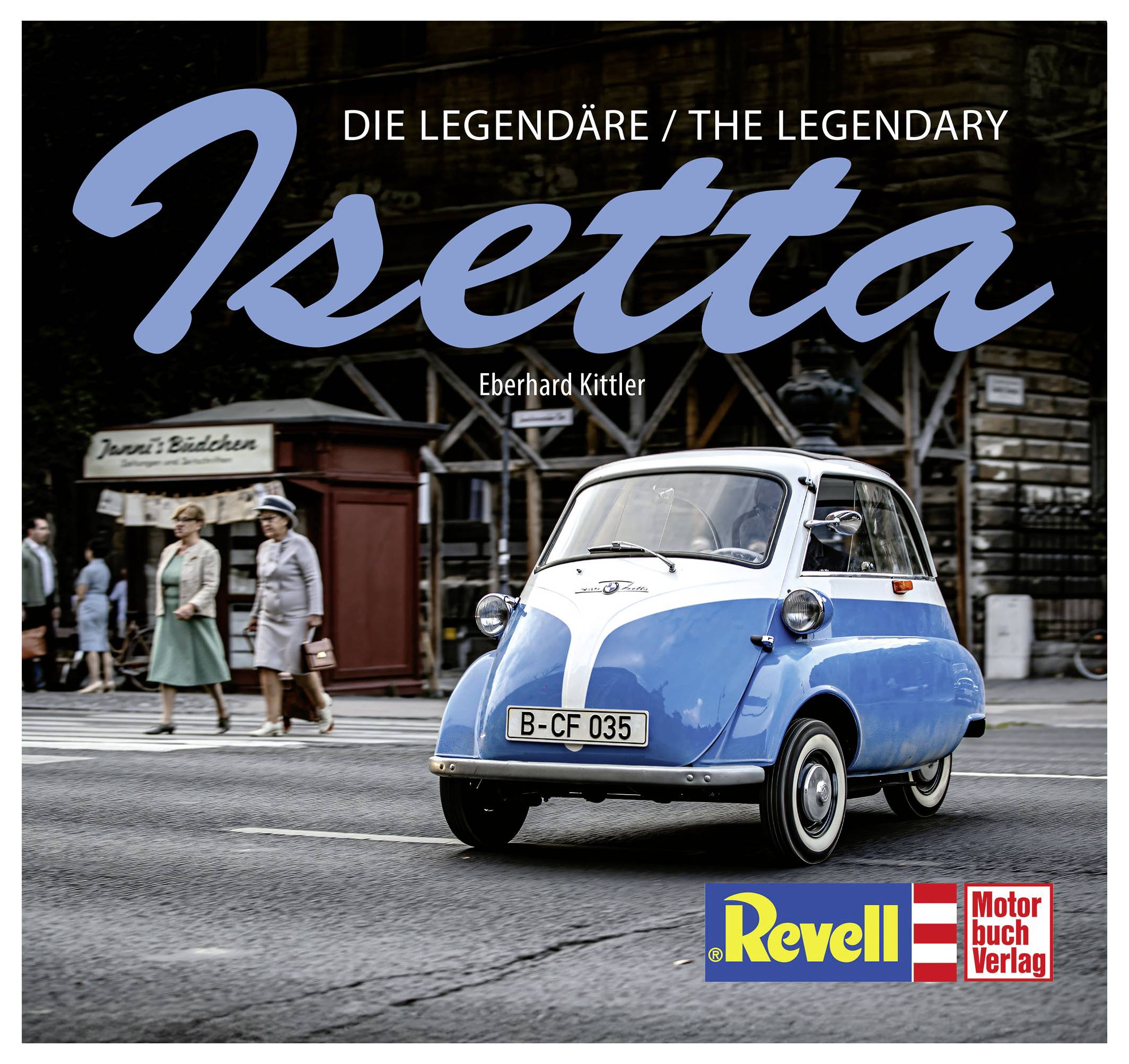 Eine blaue und weiße Vintage-Isetta parkt auf einer Stadtstraße, mit zwei Fußgängern und einem Gebäude im Hintergrund. Text lautet: 'Die Legendäre Isetta'.