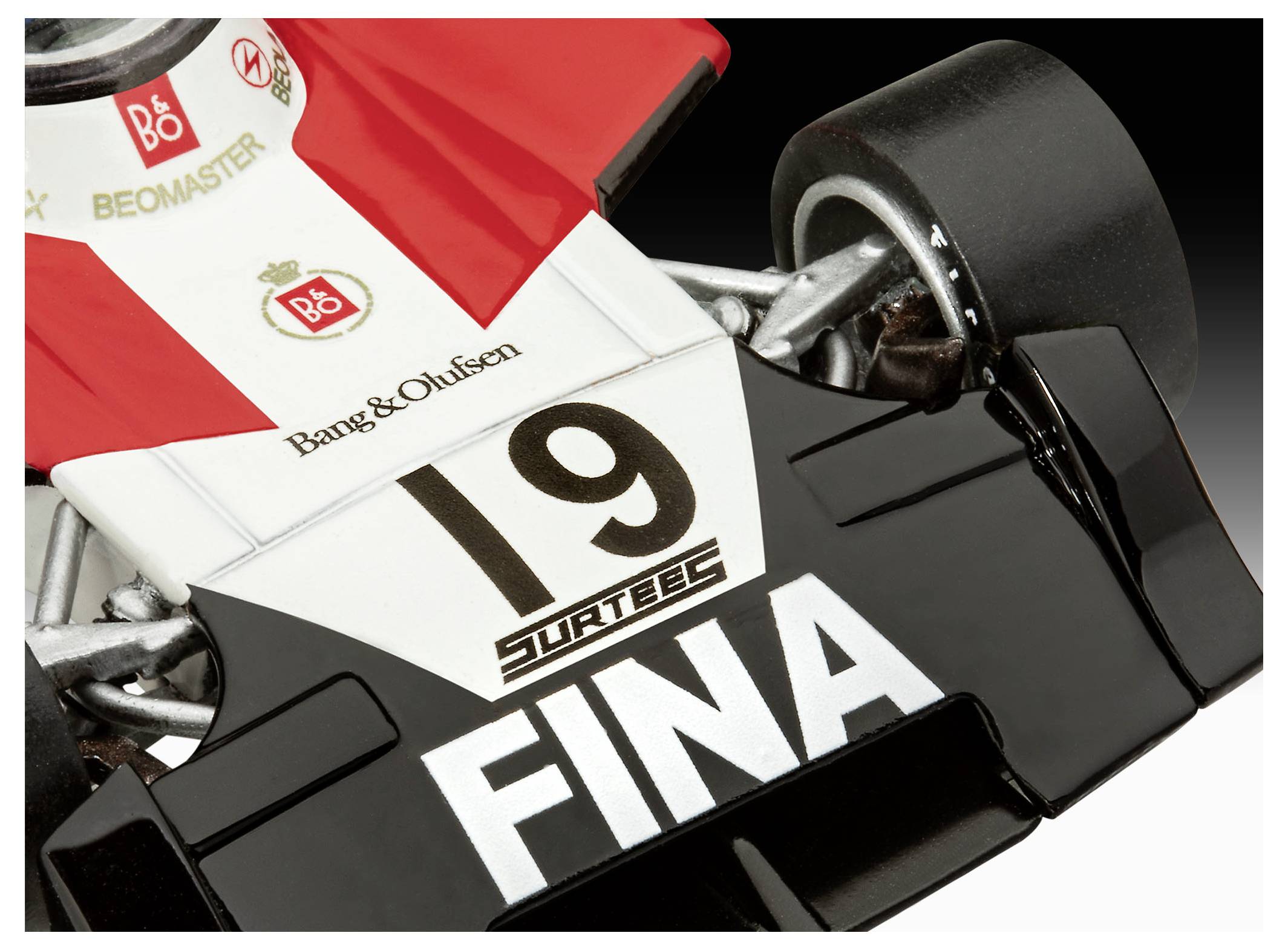 Nahaufnahme eines roten und weißen Vintage-Rennwagenmodells mit der Nummer '19' und dem 'FINA'-Schriftzug prominent auf der Front.