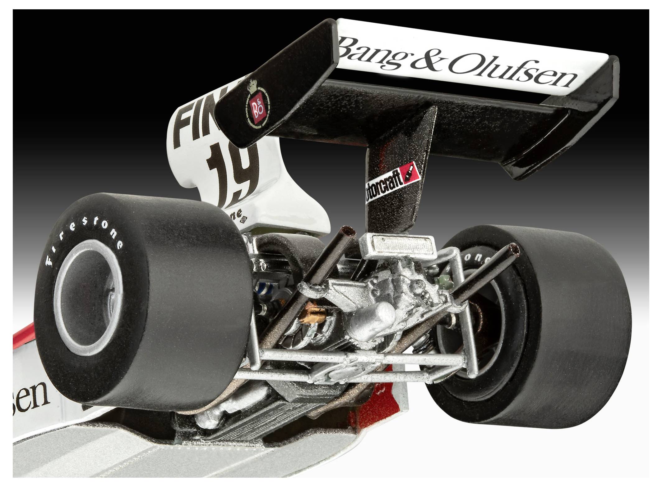 Heckansicht eines detaillierten Formel-1-Modellrennwagens mit schlanken schwarzen Reifen, aerodynamischem Flügel mit dem Logo von 'Bang & Olufsen' und komplexen Motorkomponenten.