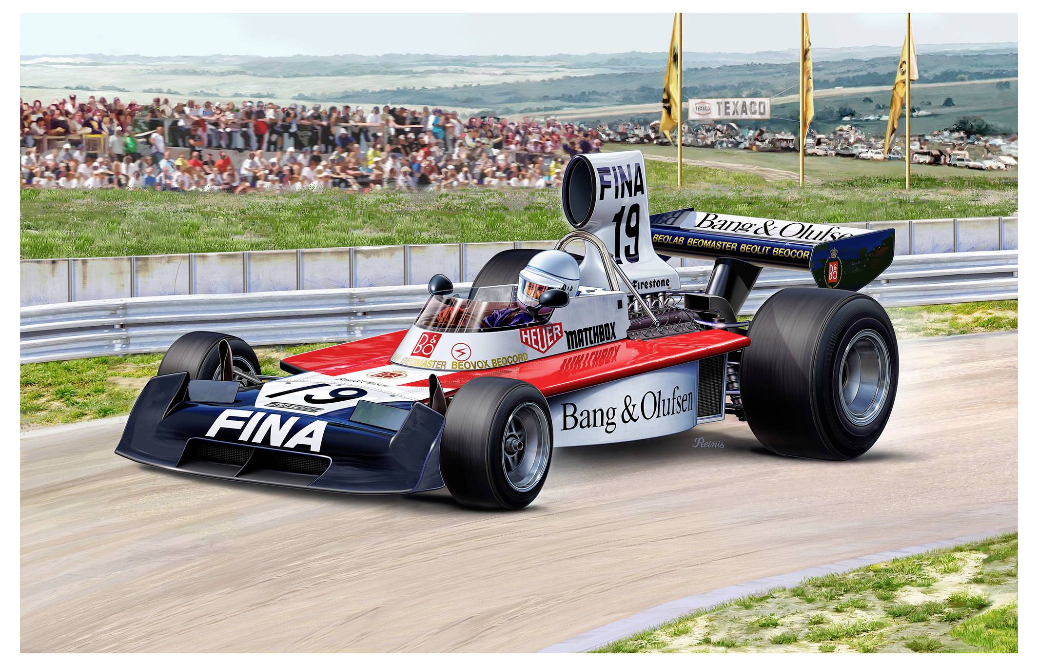 Ein Formel-1-Oldtimer rast auf einer Rennstrecke mit Branding von ‚Fina' und ‚Bang & Olufsen', beobachtet von einer Menschenmenge und entfernten Hügeln.