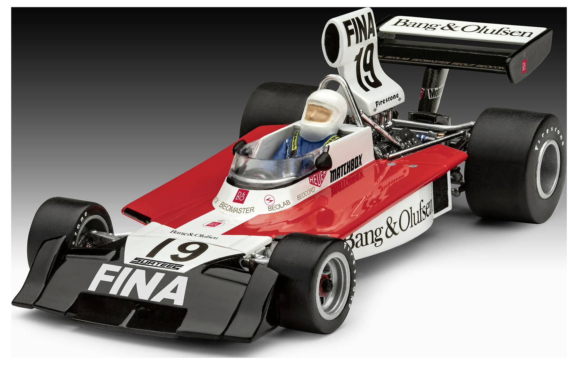 Vintage-Rennwagen in Rot und Schwarz mit der Nummer 19, mit FINA- und Bang & Olufsen-Beschriftung, mit einem Fahrer mit Helm, vor einem Verlaufshintergrund.