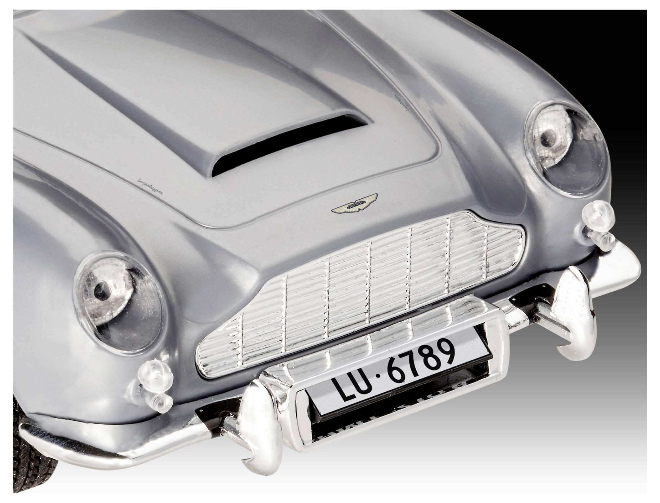 Ein Modell eines klassischen silbernen Autos zeigt einen markanten vorderen Kühlergrill, runde Scheinwerfer und ein Nummernschild mit der Aufschrift 'LU-6789'.