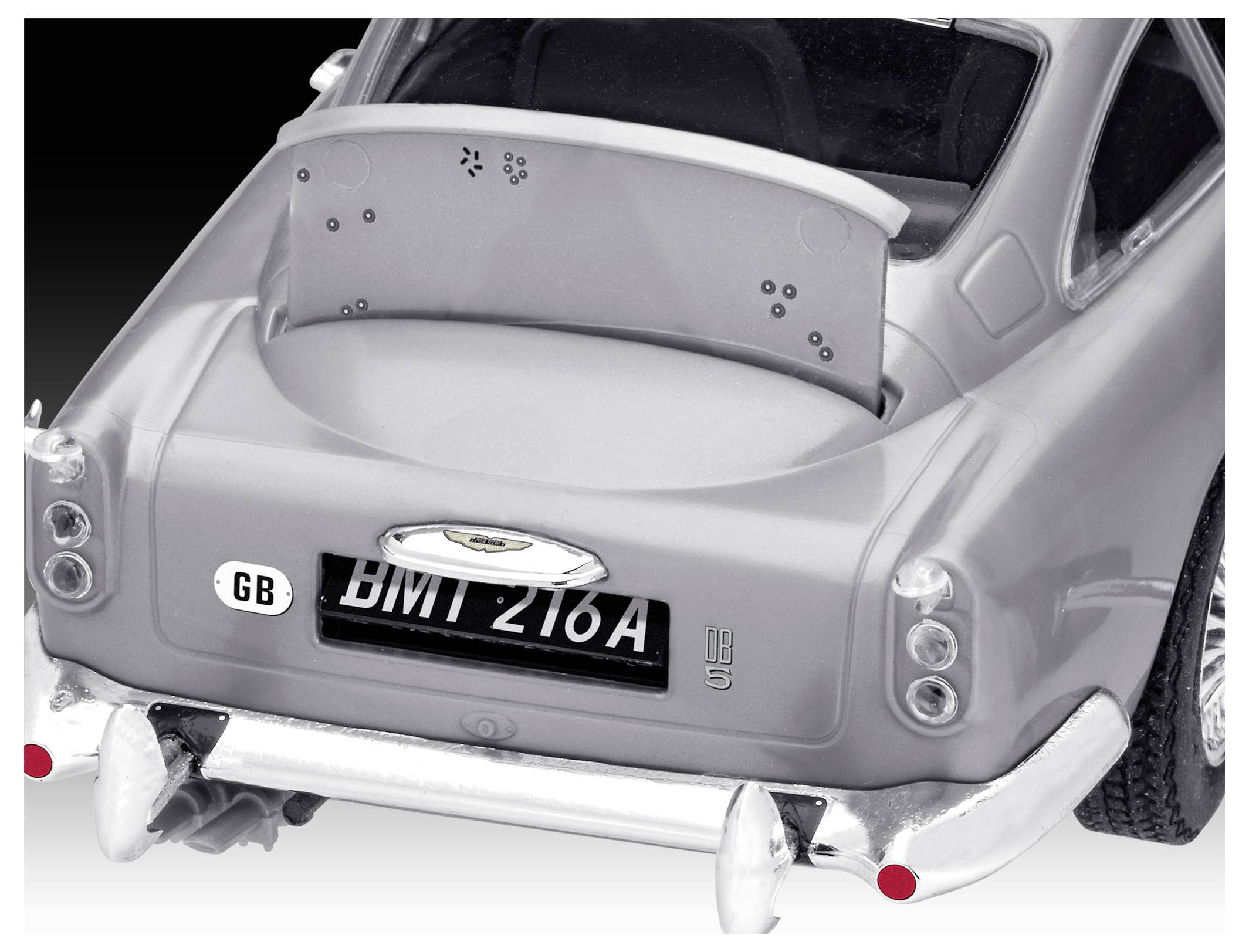 Ein Modell eines klassischen silbernen Sportwagens mit durchlöcherter Rückseite, versehen mit dem Nummernschild 'GB BMT 216A', detaillierter Stoßstange und Rücklichtern.
