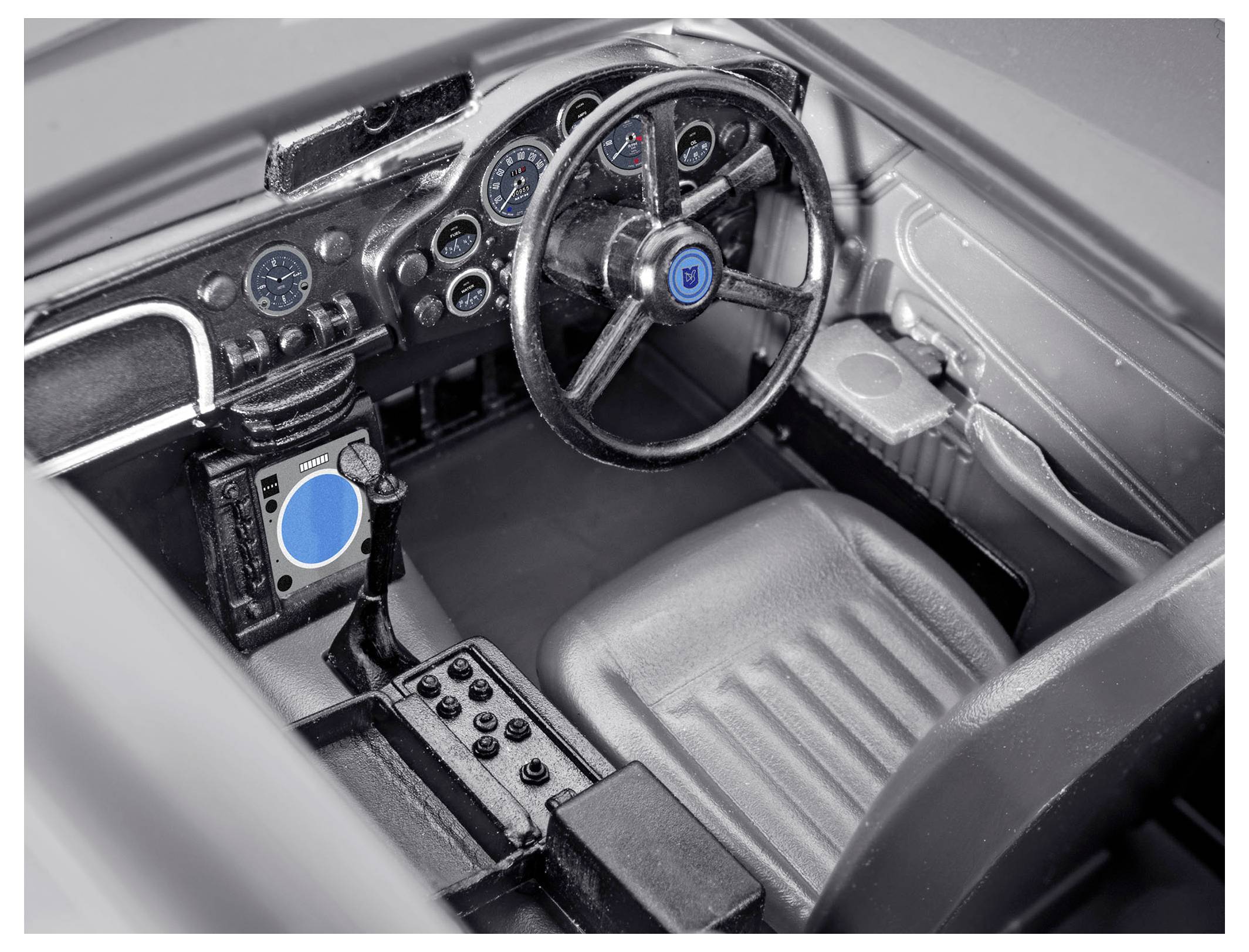 Eine detaillierte Ansicht des Innenraums eines Autos mit einem klassischen Armaturenbrett mit Instrumenten, Lenkrad und manueller Schaltung.