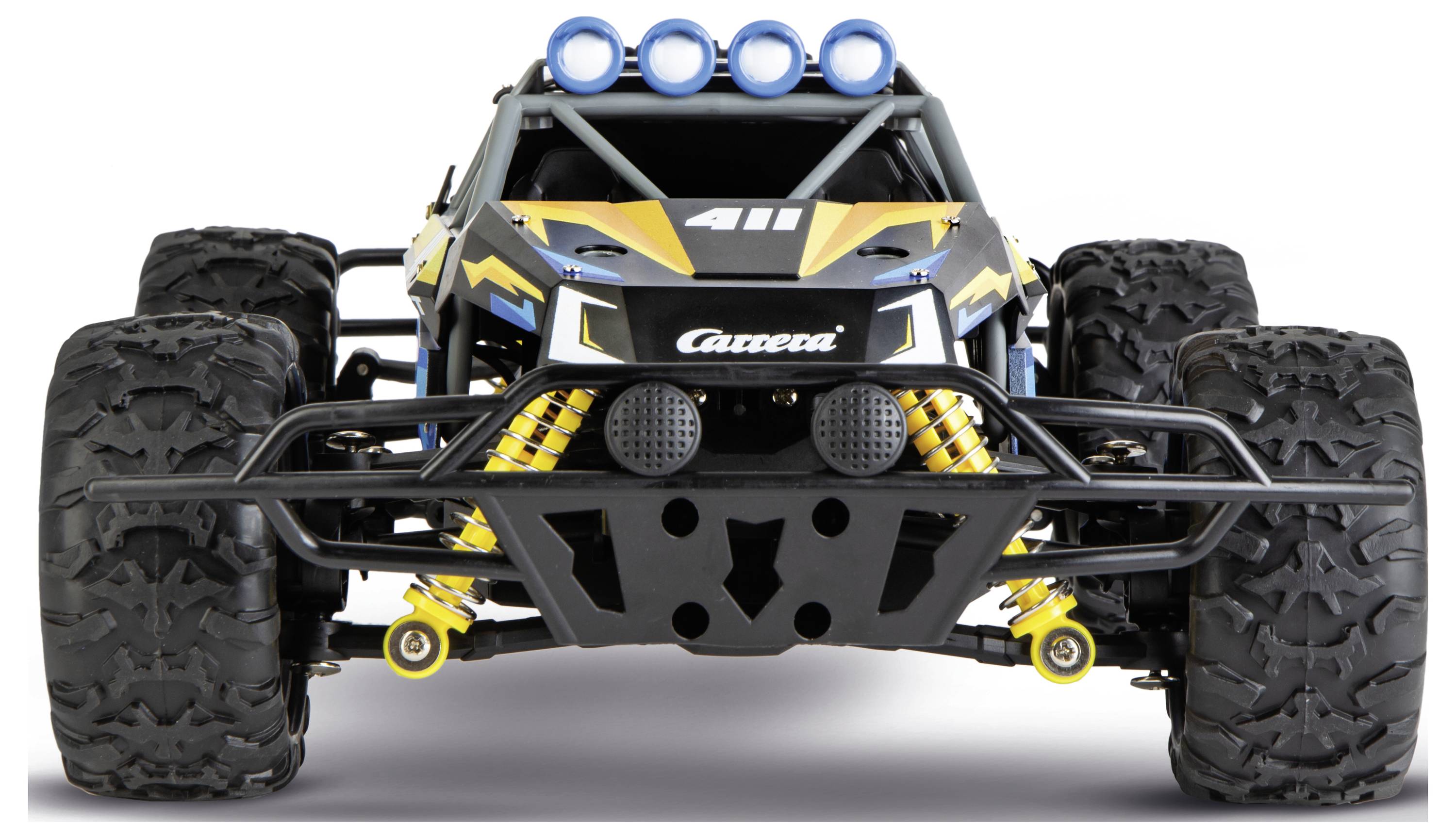 Ein schwarzer und gelber ferngesteuerter Monstertruck mit großen, groben Reifen und Vorderradaufhängung, von vorne betrachtet.