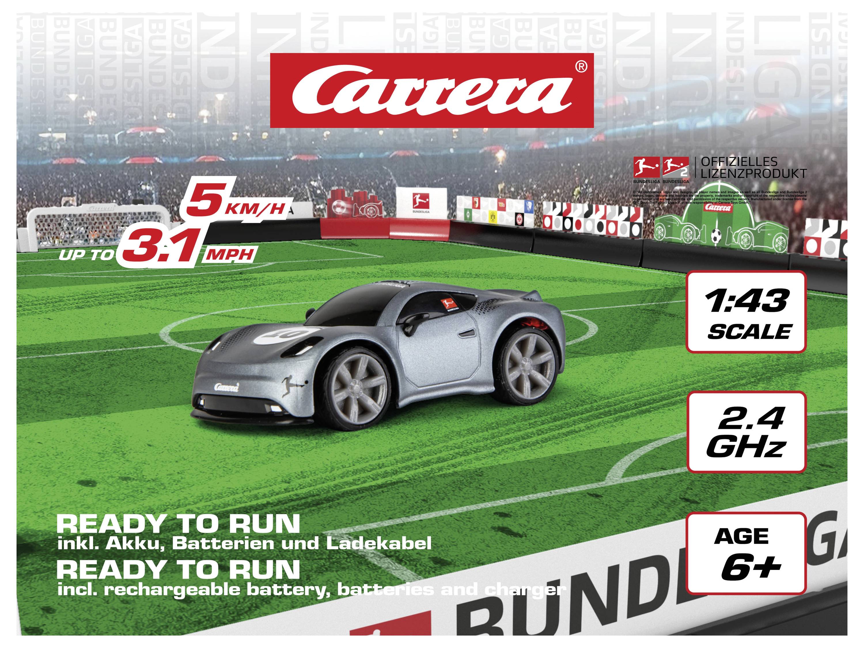 Verpackung eines 'Carrera' Spielzeugautos mit einem silbernen Fernsteuerwagen auf einem Rennstrecken-Hintergrund. Wichtigste Merkmale sind eine Geschwindigkeit von 5 km/h, Maßstab 1:43, Frequenz von 2,4 GHz und Altersempfehlung ab 6 Jahren.