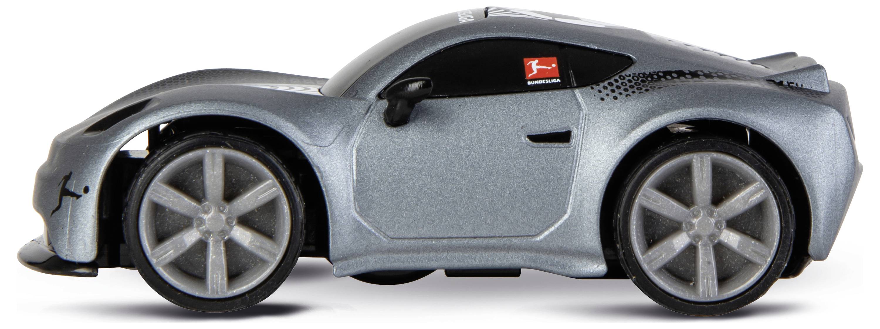 Ein silberner Spielzeug-Sportwagen mit großen Rädern und elegantem Design, von der Seite gegen einen weißen Hintergrund betrachtet.