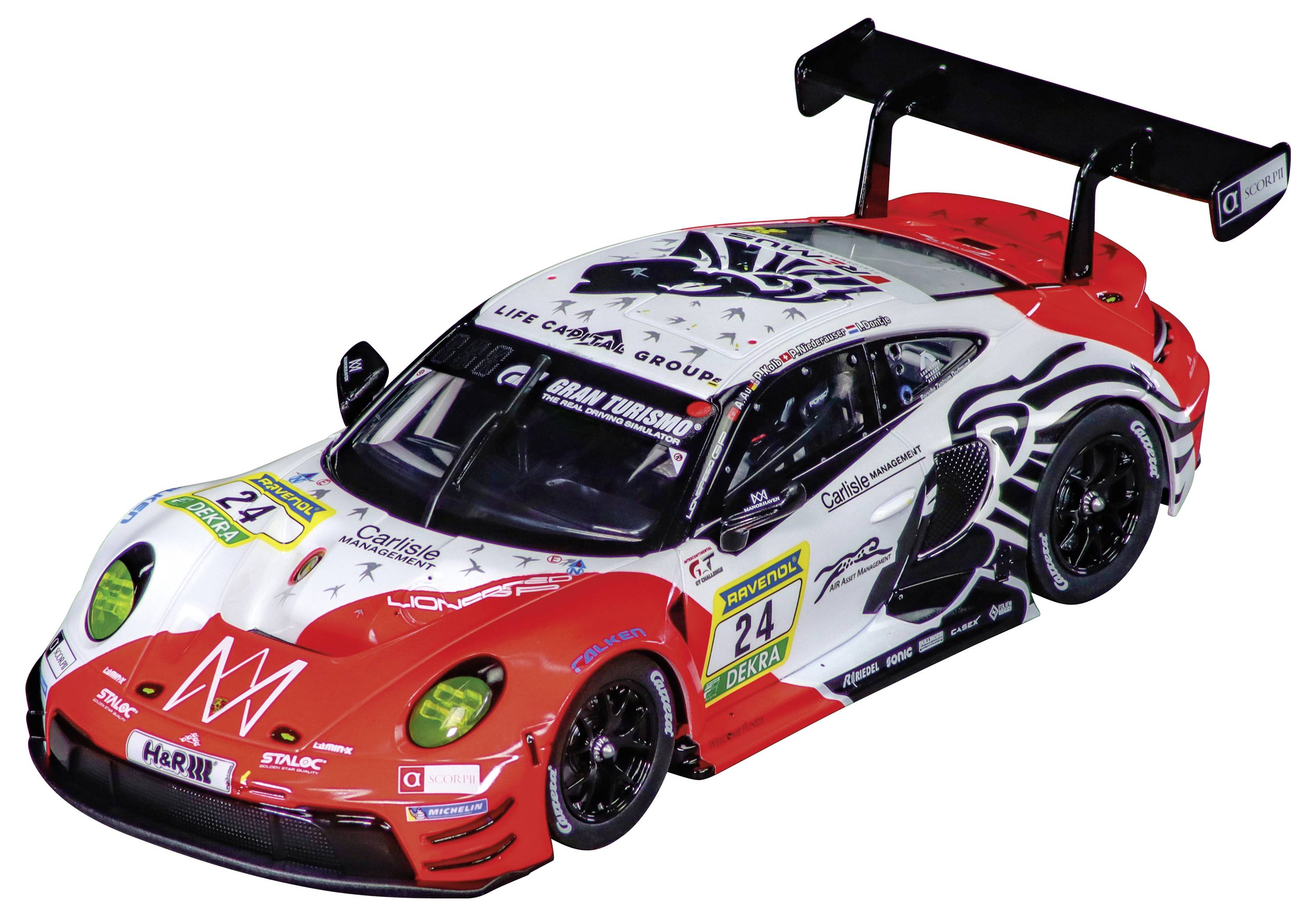 Ein Rennwagen mit einem schwarz-weißen Drachendesign, der Nummer '24' an den Türen, roten Akzenten am Karosseriekörper und einem markanten Heckspoiler.