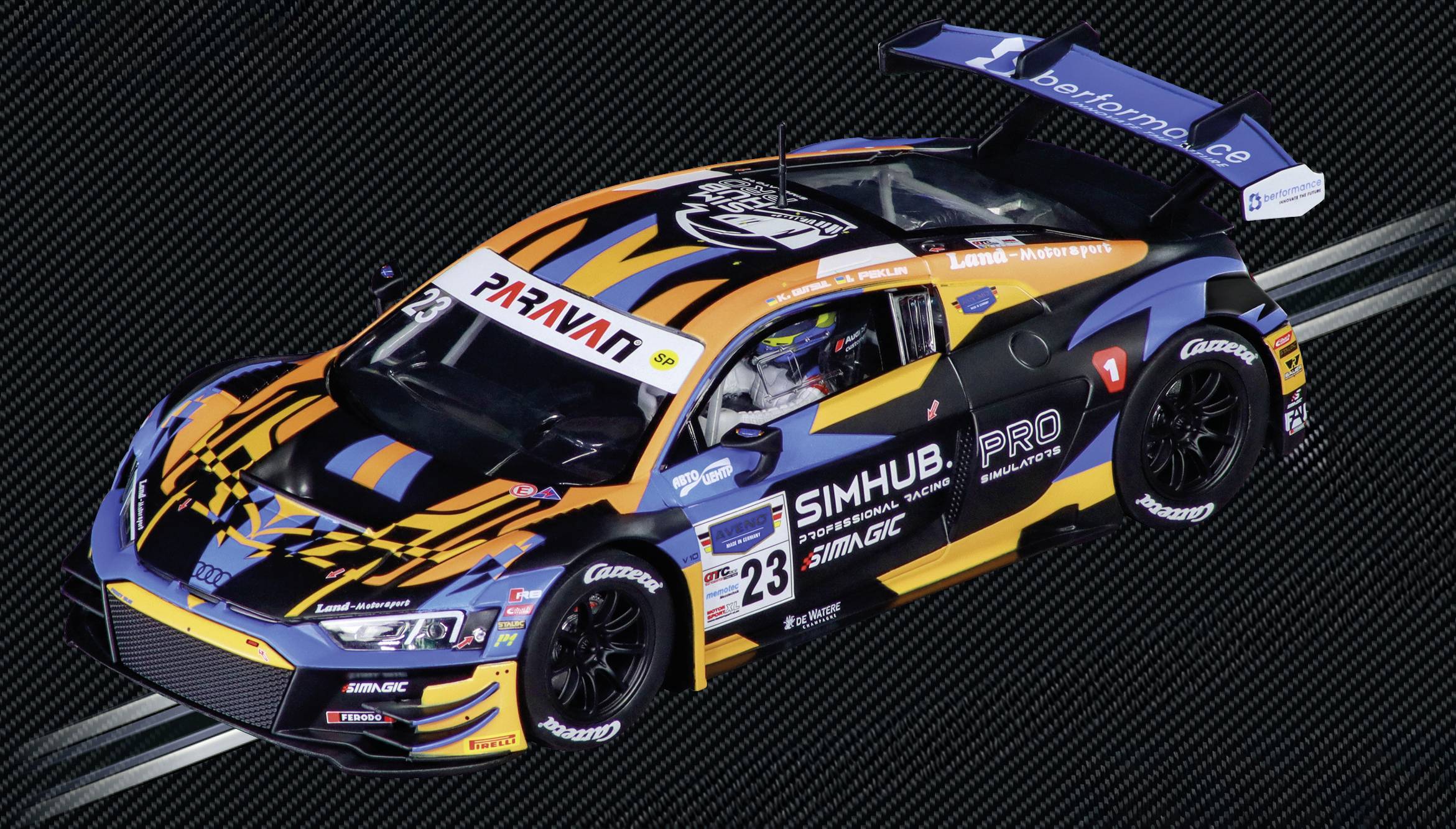 Ein 'SimHub' markierter Rennwagen mit lebhaften orange-schwarzen Grafiken, Startnummer 23, Sponsorenlogos und auffälligem Heckflügel auf der Rennstrecke.