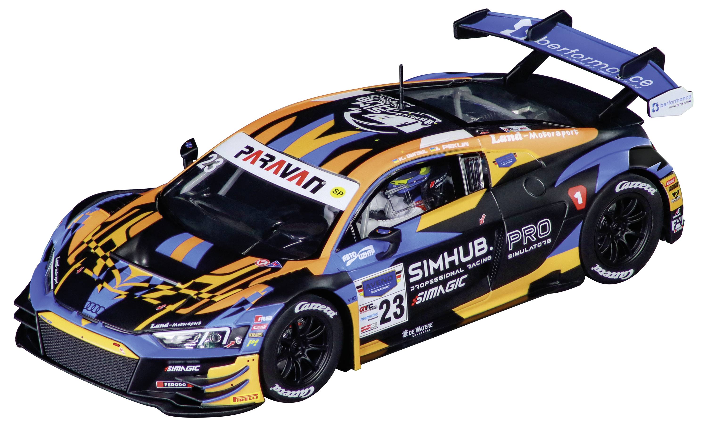 Ein Rennwagen mit einer schwarz-orangefarbenen Lackierung, Nummer 23 an der Seite, mit Sponsorenlogos und einem großen Heckflügel.