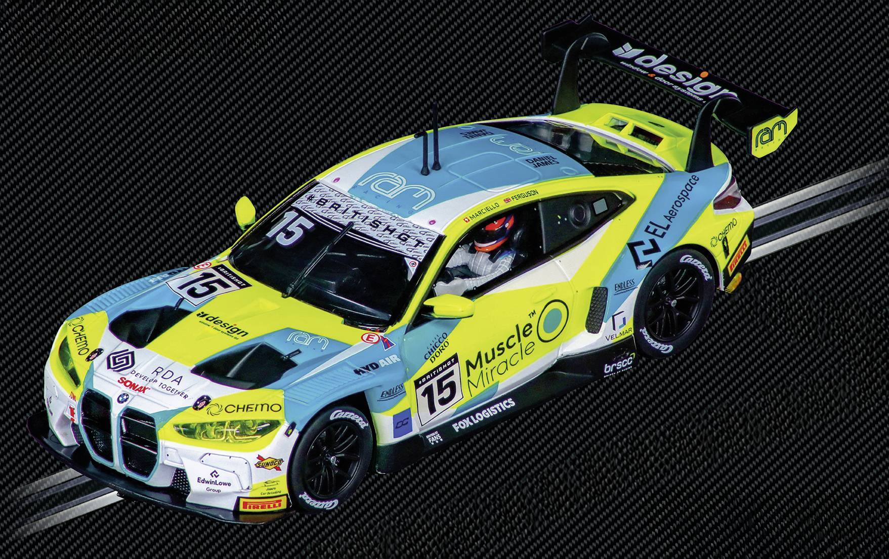 Rennwagen auf der Rennstrecke mit blau-gelber Sonderdesign-Lackierung, auf dem verschiedene Sponsorenlogos und die Startnummer 15 auf der Motorhaube und den Türen zu sehen sind.